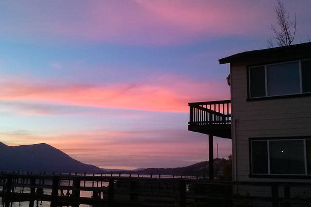 Overlooking Clearlake From The Living Room Exterior photo